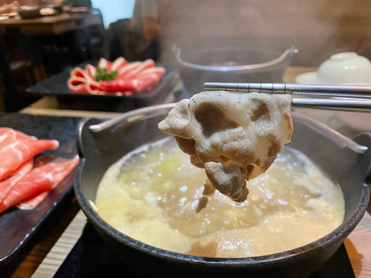 鍋藏火鍋店提供石頭火鍋等多種湯底選擇，肉品品質優良美味。